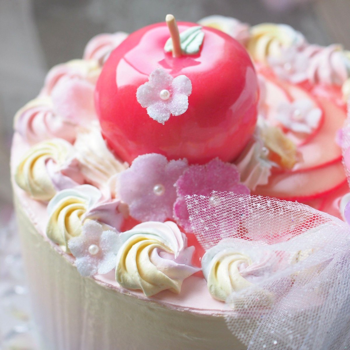 ｒｕｍｉ ゆめかわな感じのケーキを作りました レインボークリームとツヤツヤりんごが乗ってます ゆめかわいい レインボー りんご リボン ホールケーキ T Co V7sjke5oi5 Twitter