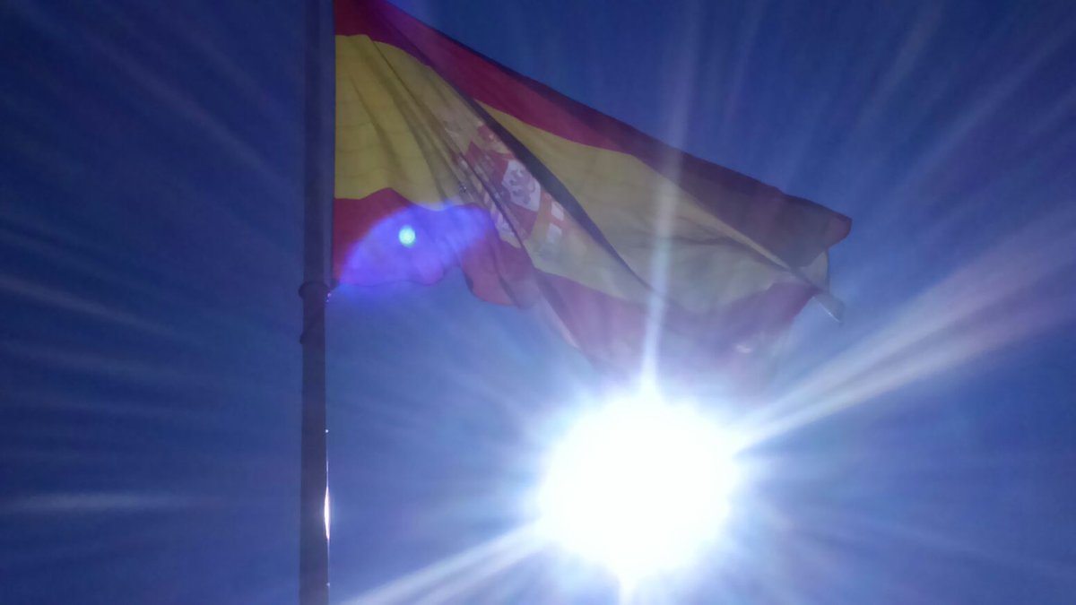 guardiacivil's tweet photo. Art. 2
"La Constitución se fundamenta en la indisoluble unidad de la Nación española, patria común e indivisible de todos los españoles..." https://t.co/dfUUDayslA