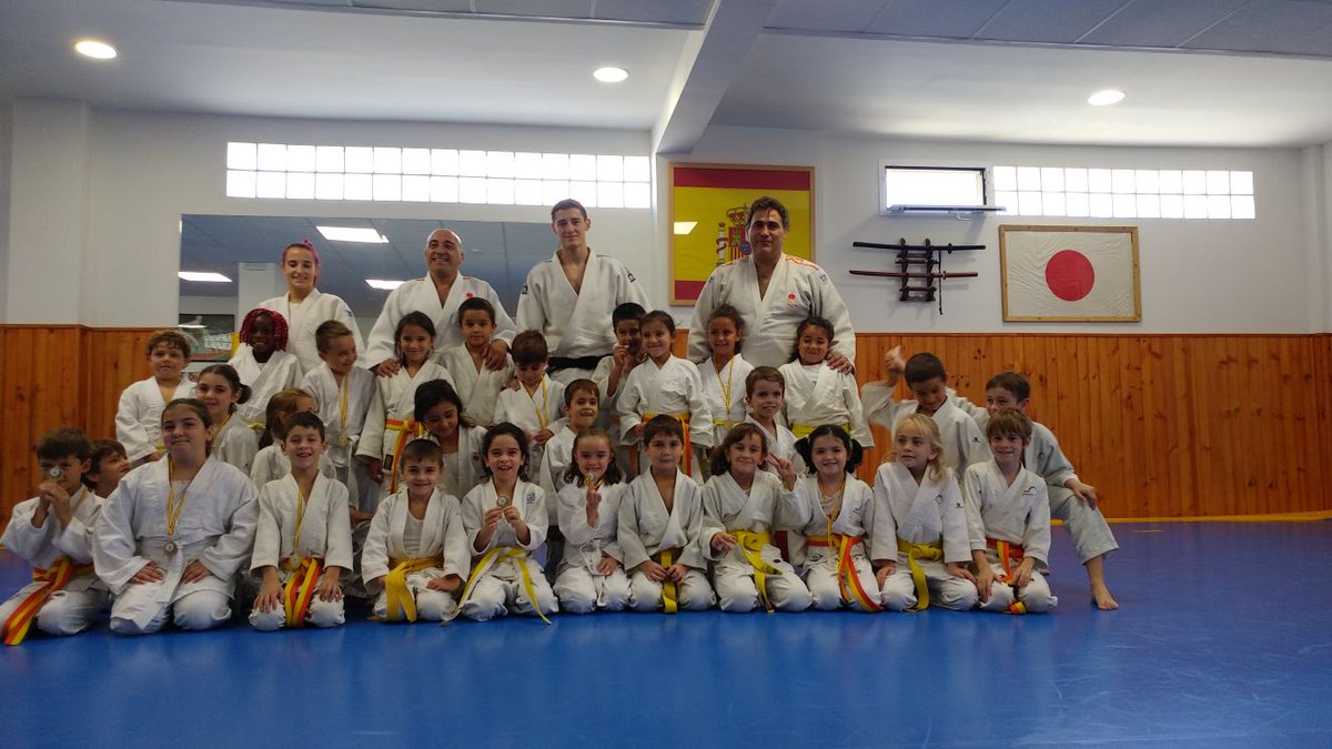 InokumaJudoGu's tweet photo. 1er entrenamiento minibenjamin en la escuela, la mejor forma de celebrar el 157 aniversario del nacimiento de Jigoro Kano, el #díamundialdeljudo y el 40 aniversario de la fundación de la escuela. Muchas gracias a todos los padres y alumnos. https://t.co/Gp3NAEpq0f