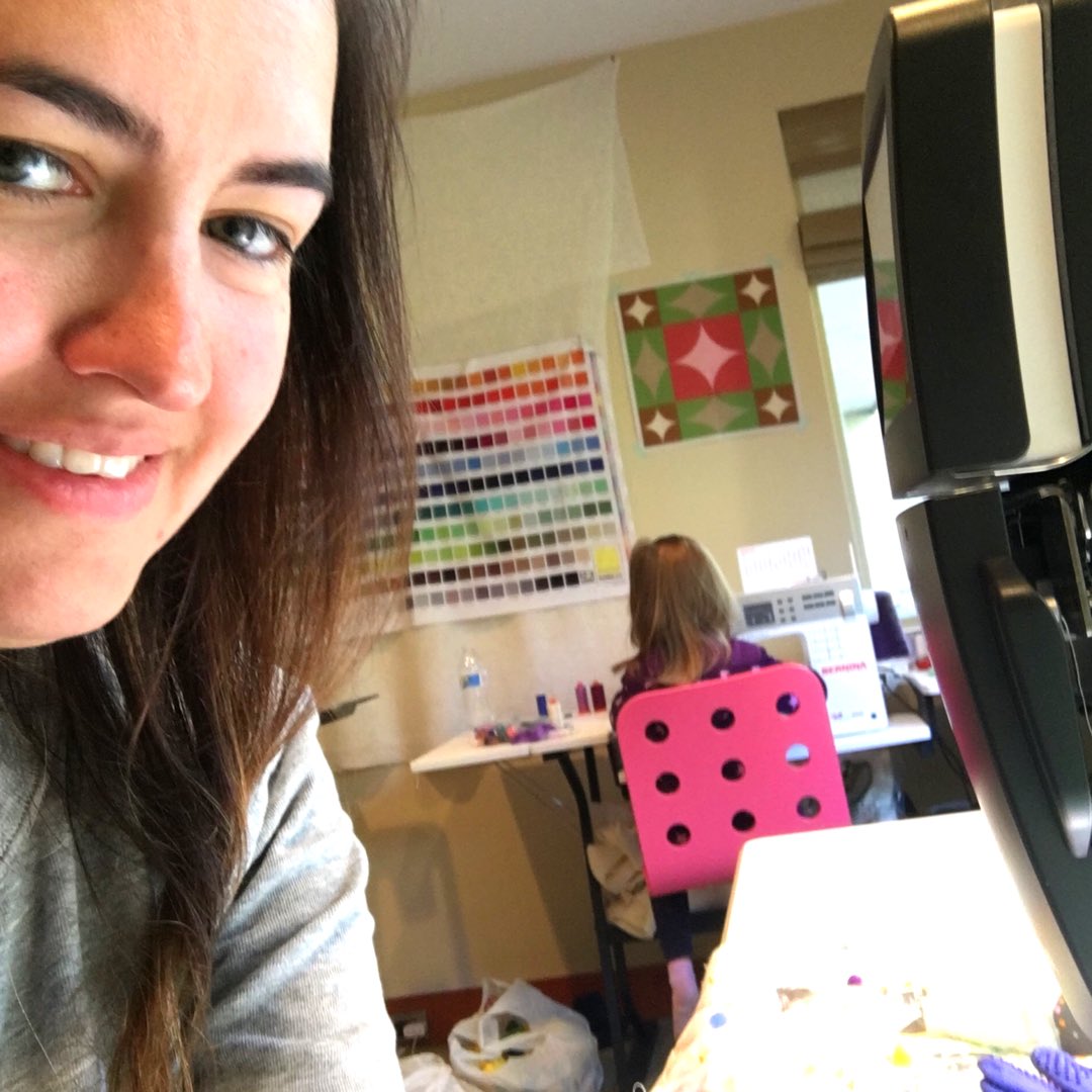 carol_asmussen's tweet photo. Studio FUN with ✨helping hands💖 #fmq #kidscanquilt #threadpainting #aurifil https://t.co/bfgLSTemG6