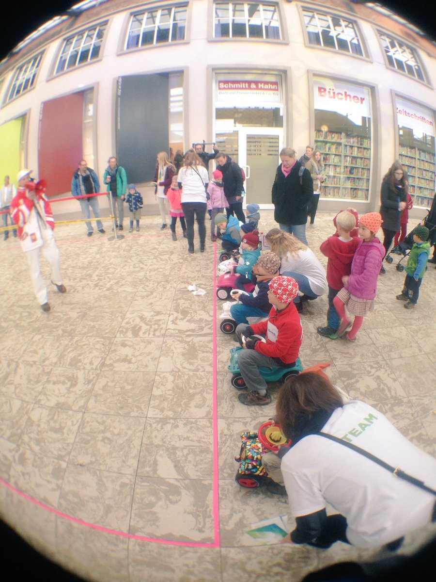 StadtKassel's tweet photo. Die 1. Runde BobbyCar-Rennen um den Titel #Kulturhaupstadt2025 hat @Magdeburg2025 gewonnen. Glückwunsch :) &amp; Danke an die Kids aus #Kassel https://t.co/MxPPrI3Pv3