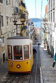 LonelyTravelfr's tweet photo. Les "remontes-pentes" #lisboetes https://t.co/bb07c7uJMe #travelerblog #lonelytravel # #Lisbonne #destination #funiculaire https://t.co/8aeZrTCk6m