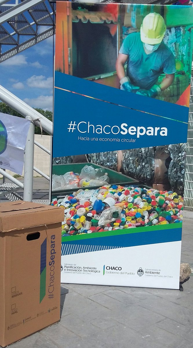 Educ_Amb_Chaco's tweet photo. Ya estamos en la bienal de artes y pinturas #Rcia #BAP2017 acercate al stand de #EducaciónAmbiental @mali_serrano @clauterenghi https://t.co/K7oFMn5UD5