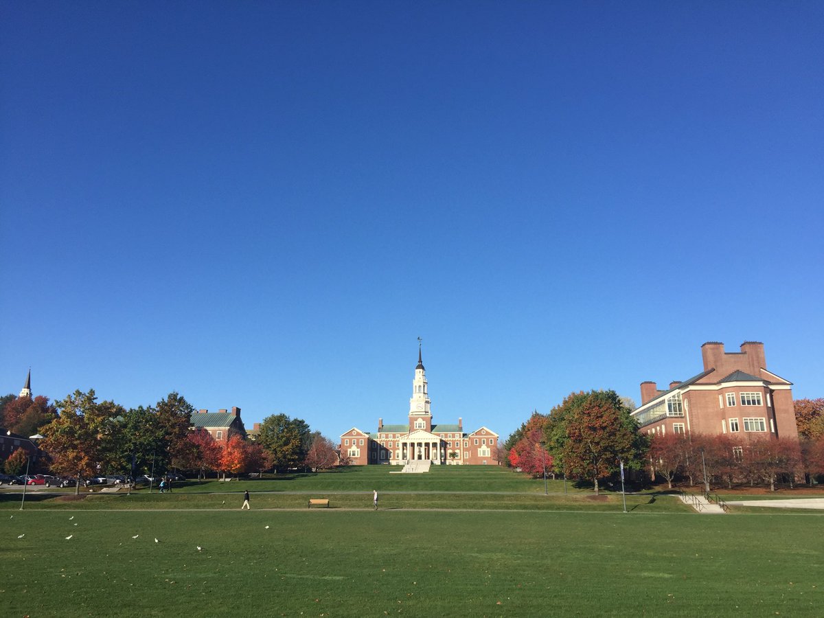 ruthatcolby's tweet photo. The sun is shining over Colby today as we cap our #darenorthward launch with homecoming weekend. #colbyhome #gomules https://t.co/WmgfyqejFm