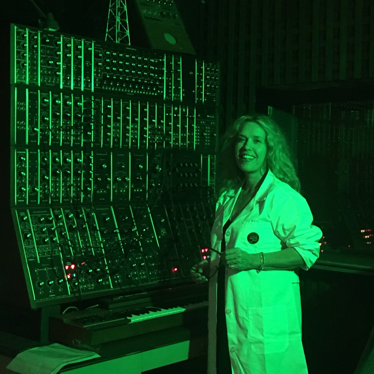 Bbyramofficial's tweet photo. A lot of reasons to smile - being surrounded by @moogmusicinc is definitely at the top of my list!! #moog #music #beccabyram #smile #happy 😊 https://t.co/5ws3pDkjMl