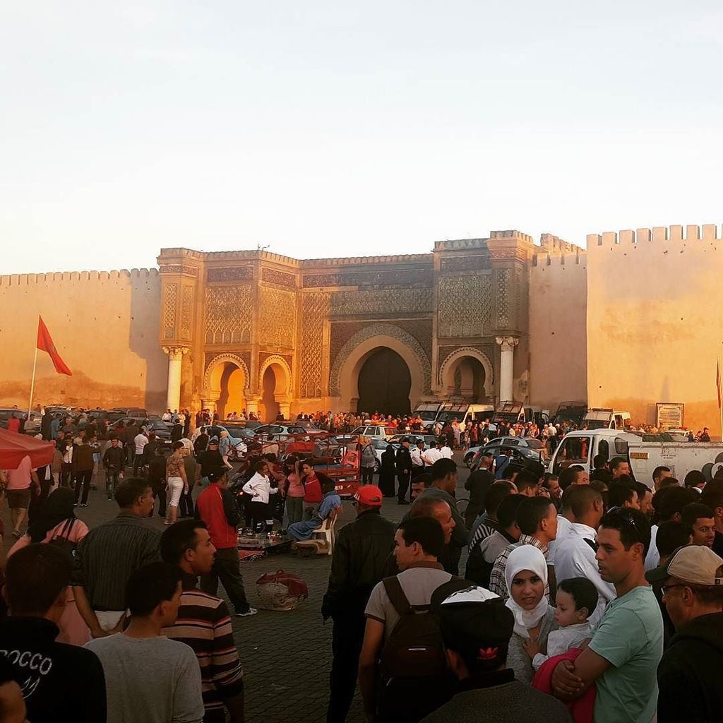 reisboei's tweet photo. Wanneer de avond valt in #Meknes, stroomt het #Lahdim plein aan de #BabMansour poort vol met verhalenvertellers, s… https://t.co/Nb4KUtEuVn https://t.co/i0hvPqn8zu