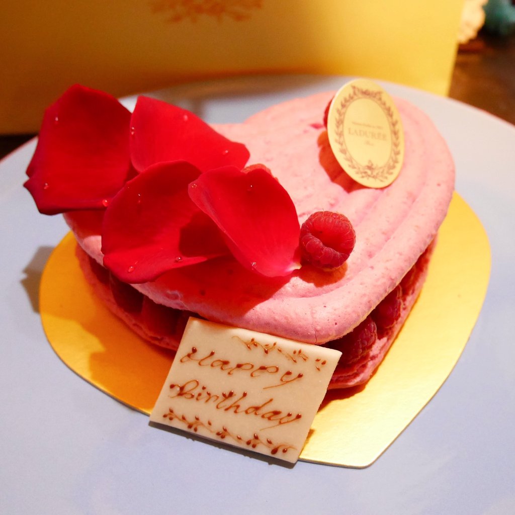 マカロンおじさん ラデュレ イスパハン 実はおじさん 誕生日でした マカロンのバースデーケーキ 広がる薔薇の香りはパリの宮廷 あれ 僕って王室の人間でしたっけ 城下の町人はお祭り騒ぎ 微笑む家来達 草木や花々 動物でさえ歓喜の声をあげる