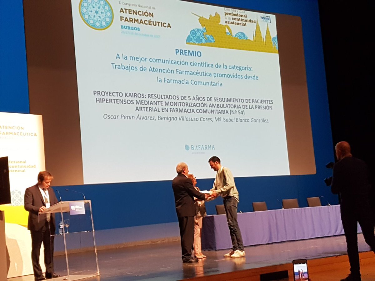Óscar Peñín de <a href="/MasterAF_USJ/">MasterAF_USJ</a> Premio a la mejor comunicación científica en el X Congreso de Atención Farmacéutica