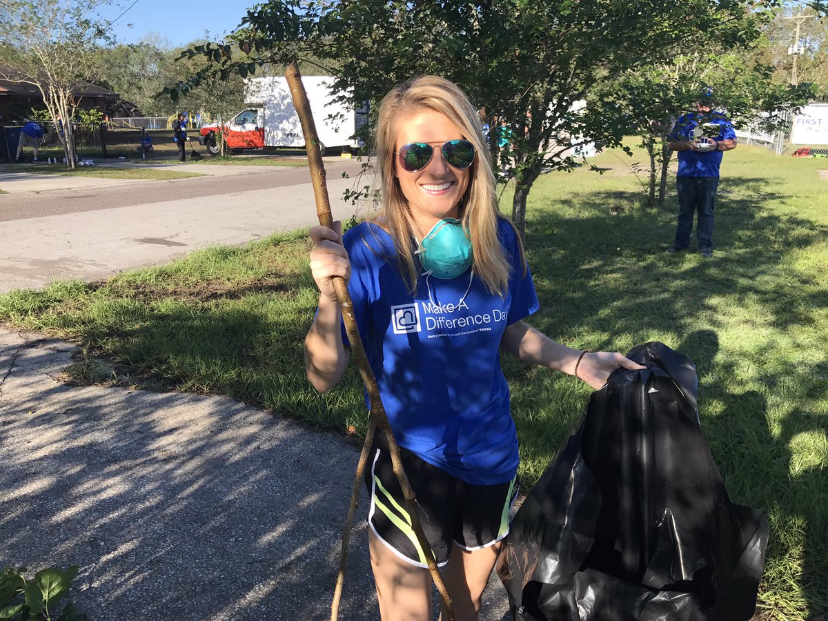 FCN2go's tweet photo. We're working w/ great partners on the Northside, cleaning up post-Irma!
#MDDAY
#FirstCoastSTRONG https://t.co/KuVfavqX9M