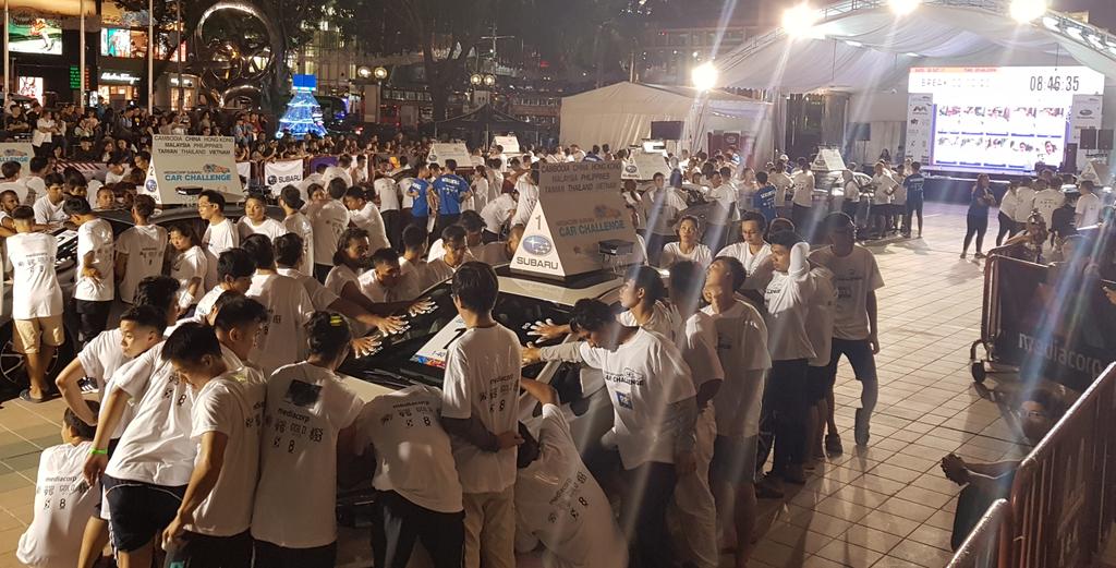 Kevin_ODonovan's tweet photo. Now that's an #endurance #challenge 😥 ... #Sabaru Car Challenge in #Singapore... Need to keep your hand on car ... Winner last time lasted 82 HOURS... only 8 hours gone so far so will come back in 74 hours ... 🤤 https://t.co/ydLYJ8guuD