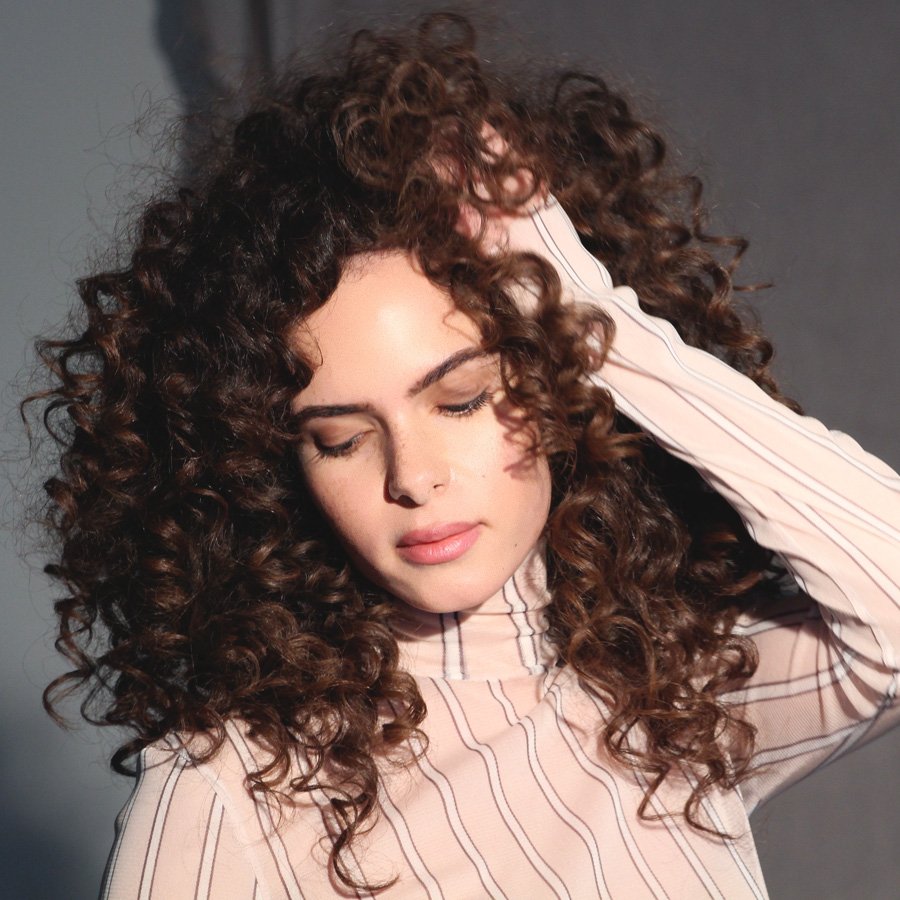 ECRUNewYork's tweet photo. #SaturdaySelfie @AlexYoungMusic We envy her #curls . #CurlPerfect Magic. #CurlCult #ECRUNewYork #haircare https://t.co/LEtYZdwb6S