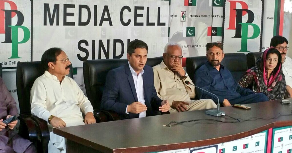 Shahrukh_PPP's tweet photo. Politics and Digital Media @Majid_Agha conducting Workshop of Information Secretariesof PPP Sindh on Social Media,at Bilawal House MediaCell https://t.co/YBV4R0bxw4