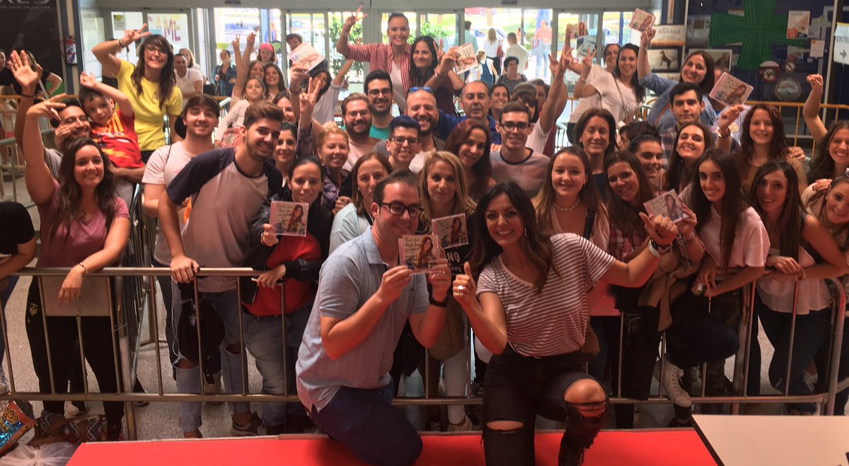 MercheOficial's tweet photo. Gracias mil #Sevilla!!Os dejo foto con mis #merchitos que me han acompañado hasta el final de la firma sin parar de cantar! #DeOtraManera https://t.co/pjfqYp8OUZ