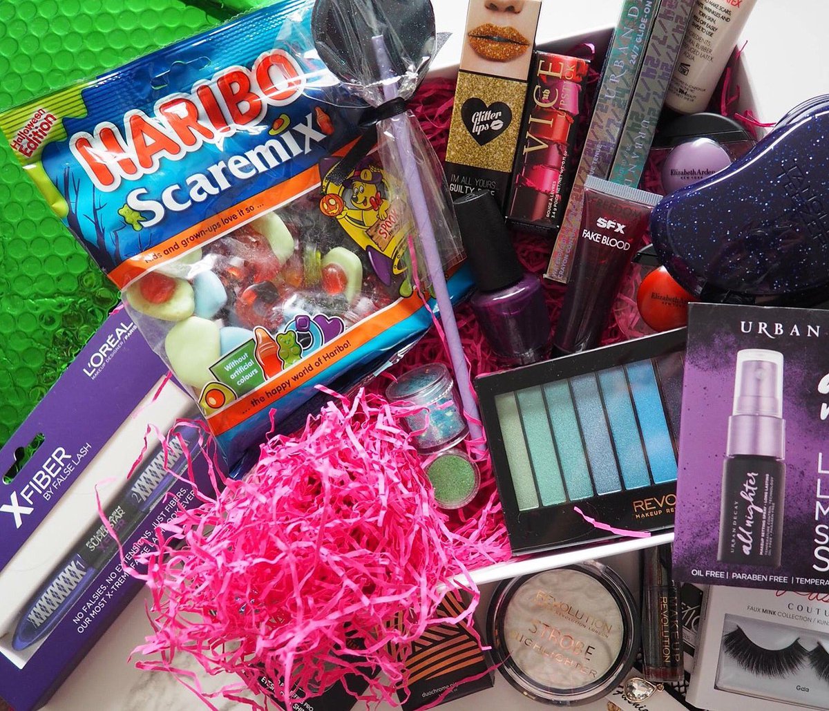Vickis_Beauty's tweet photo. Who wanna #win all of these #Halloween goodies? Just follow &amp; RT 😈 also follow my Instagram page Vickisbeauty #giveaway  #FreebieFriday 👻🎃 https://t.co/ClEaB81l8p