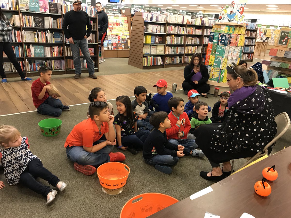 jessicazrivera's tweet photo. Irvin CDL at Barnes & Noble 📚❤️🤓 #welovemspatterson #cdlfam @SaldanaMissy https://t.co/ex8AEU4iQk