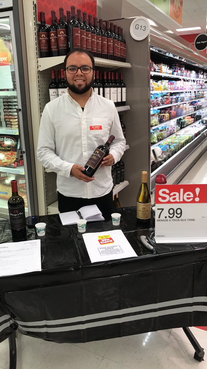 Andrew050887's tweet photo. @A_Leigh_ @jamaal_edwards Patricio is sampling @MenageaTrois from @SWS_Of_America #TasteOfD117 #SaturdaysAreForSampling #NoTricksAllTreats https://t.co/kqN049l5Qp