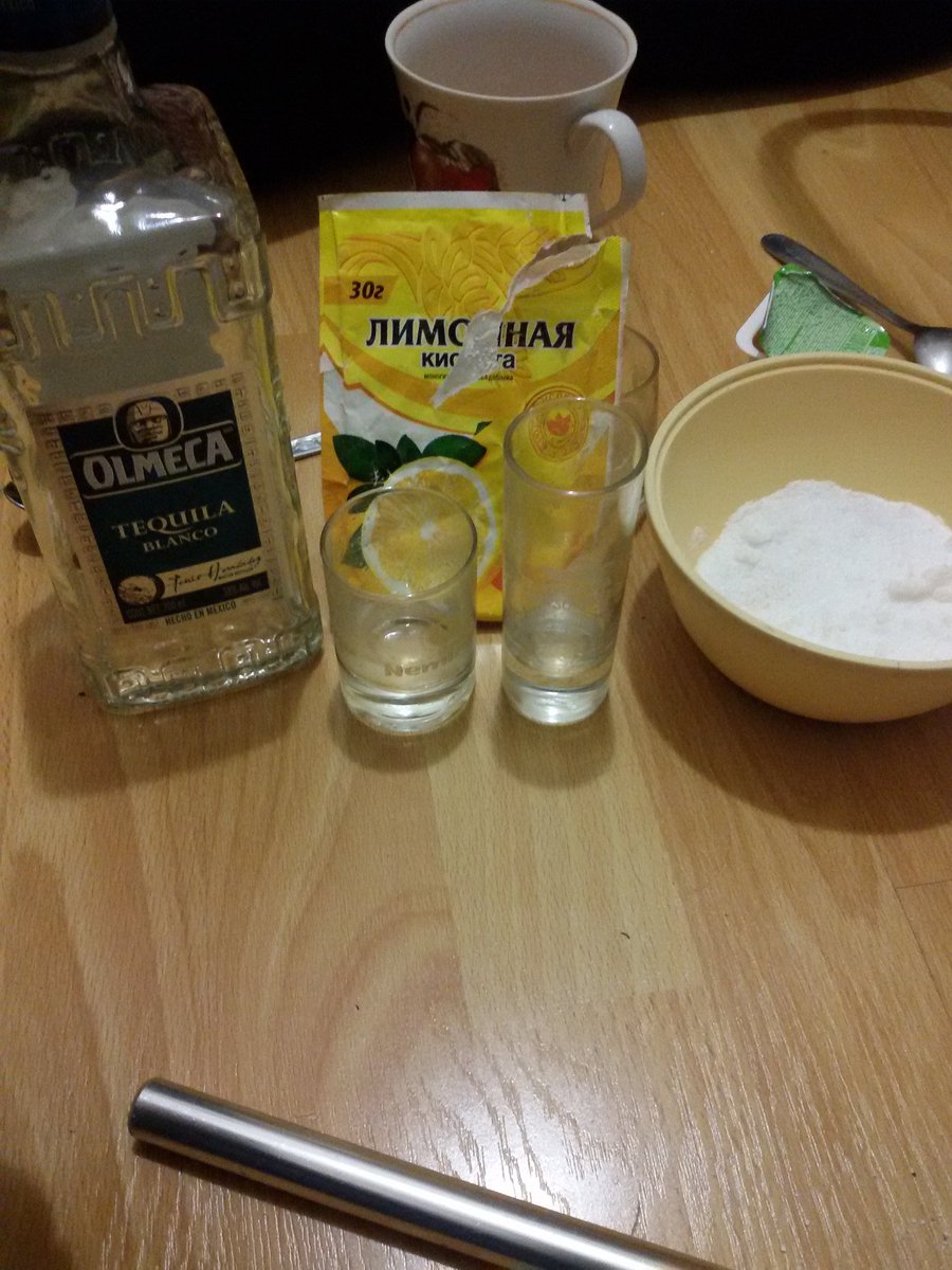 radmir0598's tweet photo. Когда ты студент и не покупаешь лимон и пьешь текилу с солью и лимонной кислотой 😼 https://t.co/HQSsr1ZTpx
