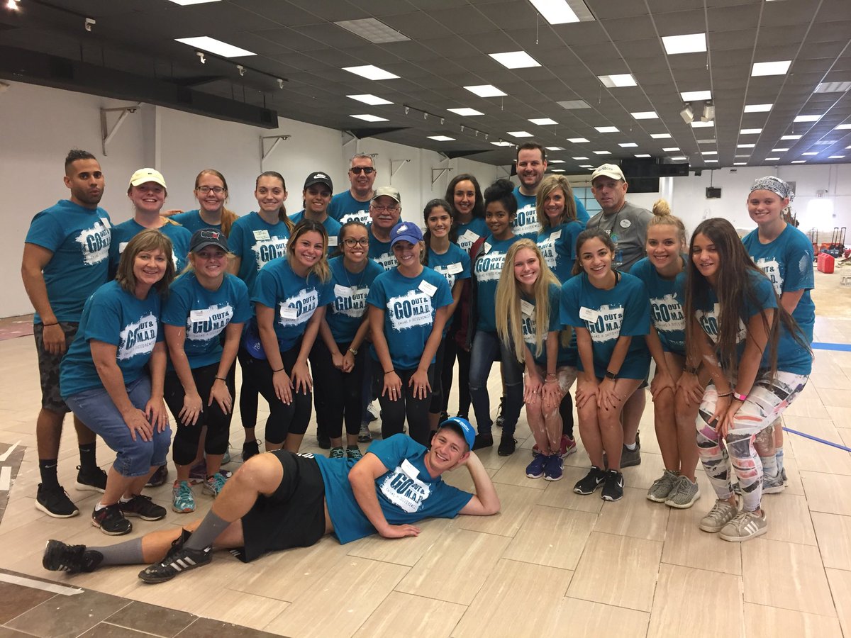jrhea_jane's tweet photo. FGCU’s 6th Annual Make A Difference Day!!  My awesome group at Habitat for Humanity! 💚💙#FGCUgoMAD #EaglesLoveToServe https://t.co/yIi1S4WNGN