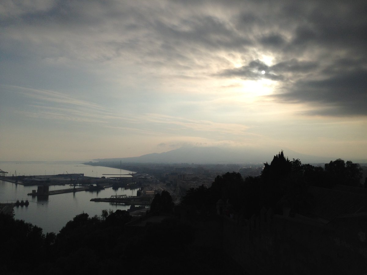 traceee427's tweet photo. #Málaga entre sol y nubes🌤 Espero que paséis un #FelizSabado 🤗 #LaRisaEsBonita661 @LaVidaChaChiOfi https://t.co/RXTbOFUyMz