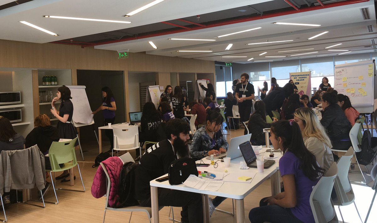 chicasentec's tweet photo. Las chicas y lxs mentorxs a pleno trabajando sobre sus apps 🙌 #PUNM https://t.co/AWorhcevfG