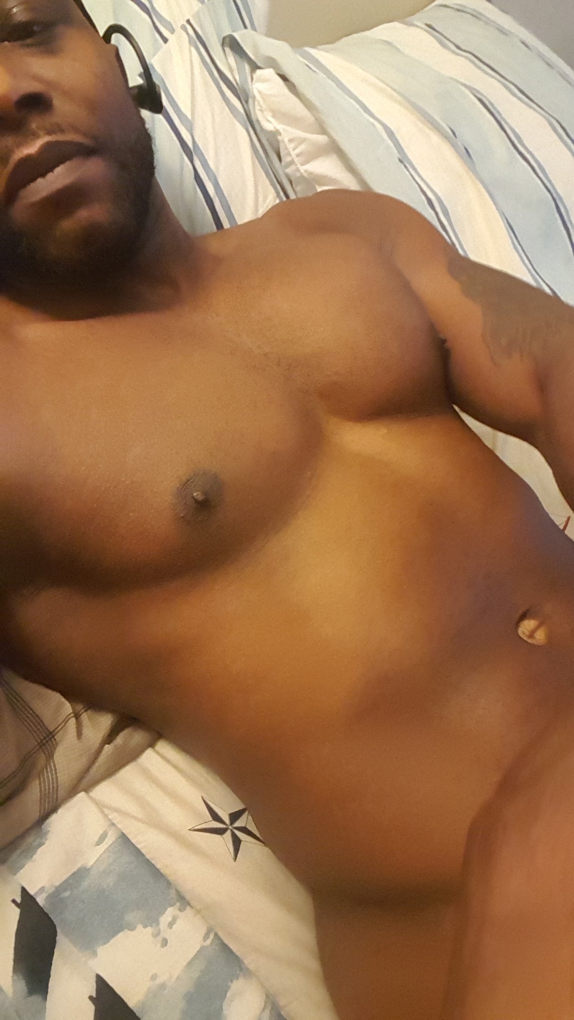 I'm kinda bored. But I'm also happy relaxing lol. Who wanna keep me company? #LinkInBio https://t.co/Fogyuw1Uf2