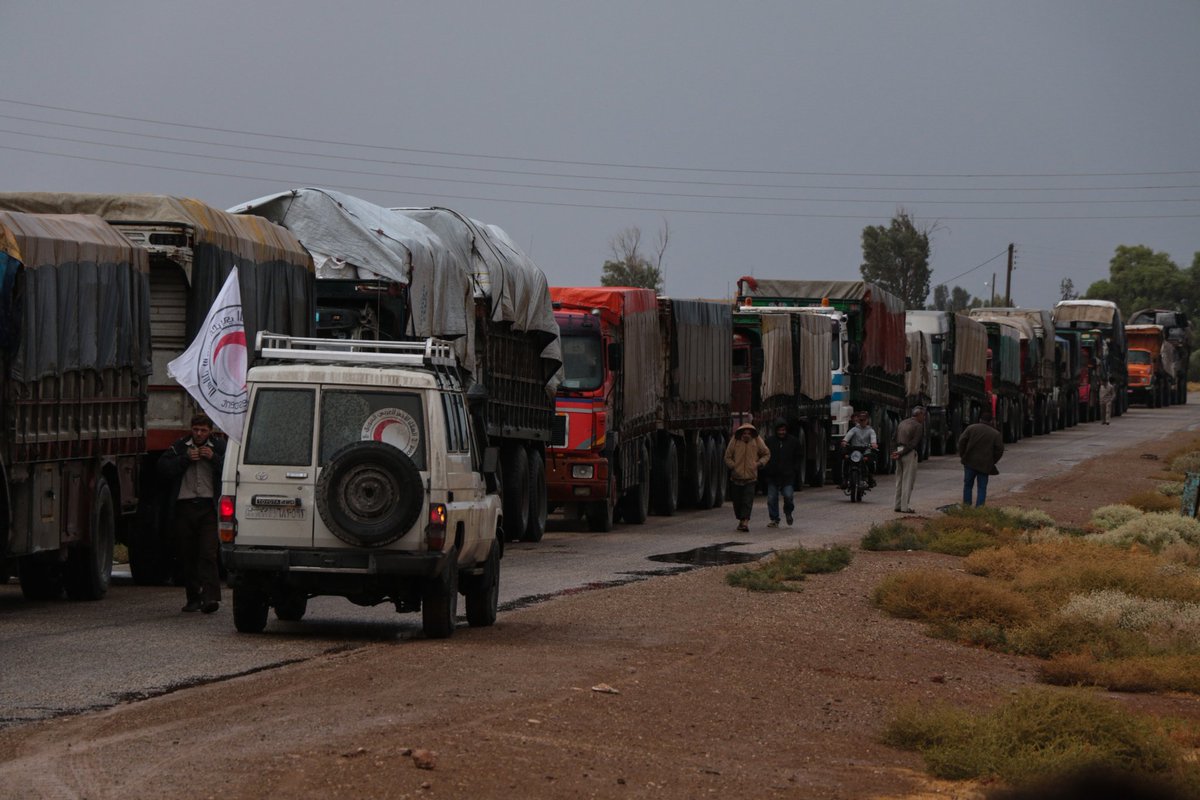 SYRedCrescent's tweet photo. #Breaking : @SYRedCrescent delivered #humanitarian convoy 19 trucks loaded with food parcels, hygiene kits, kitchen kits, medicines, medical items,  mattresses, blankets, water &amp; sanitation items provided by @ICRC  to 1500  families in western Rural of  #Raqqa,#Syria https://t.co/9vYztD3qkv