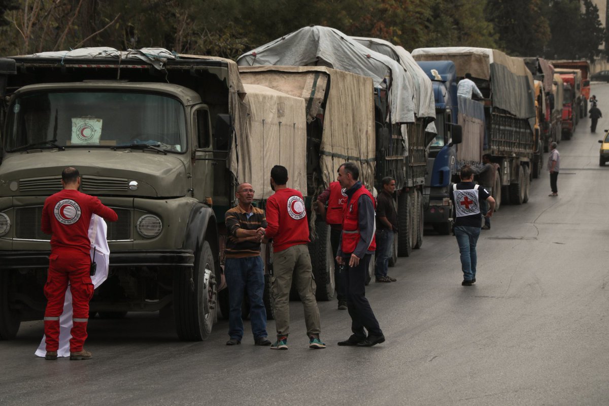 SYRedCrescent's tweet photo. #Breaking : @SYRedCrescent delivered #humanitarian convoy 19 trucks loaded with food parcels, hygiene kits, kitchen kits, medicines, medical items,  mattresses, blankets, water &amp; sanitation items provided by @ICRC  to 1500  families in western Rural of  #Raqqa,#Syria https://t.co/9vYztD3qkv