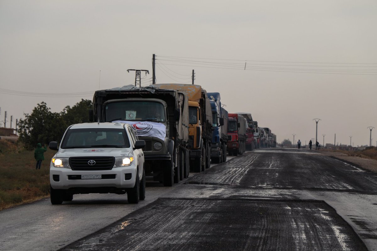 SYRedCrescent's tweet photo. #Breaking : @SYRedCrescent delivered #humanitarian convoy 19 trucks loaded with food parcels, hygiene kits, kitchen kits, medicines, medical items,  mattresses, blankets, water &amp; sanitation items provided by @ICRC  to 1500  families in western Rural of  #Raqqa,#Syria https://t.co/9vYztD3qkv