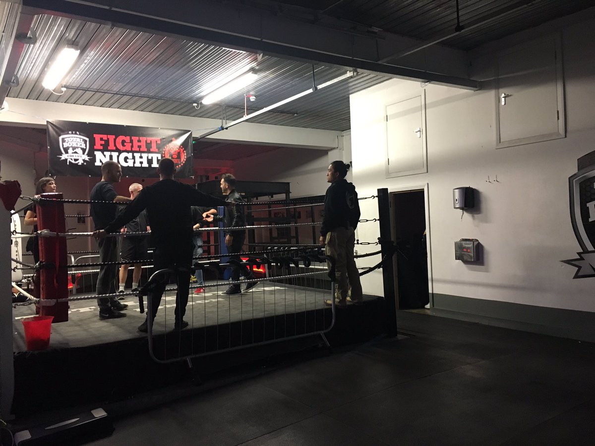 RemResQMed's tweet photo. On site provide paramedic level cover for an inaugural sparing session in Hornsey @rowan_katzew #fightnight #ringsidemedic #london #boxing https://t.co/MUvhGwlj3G