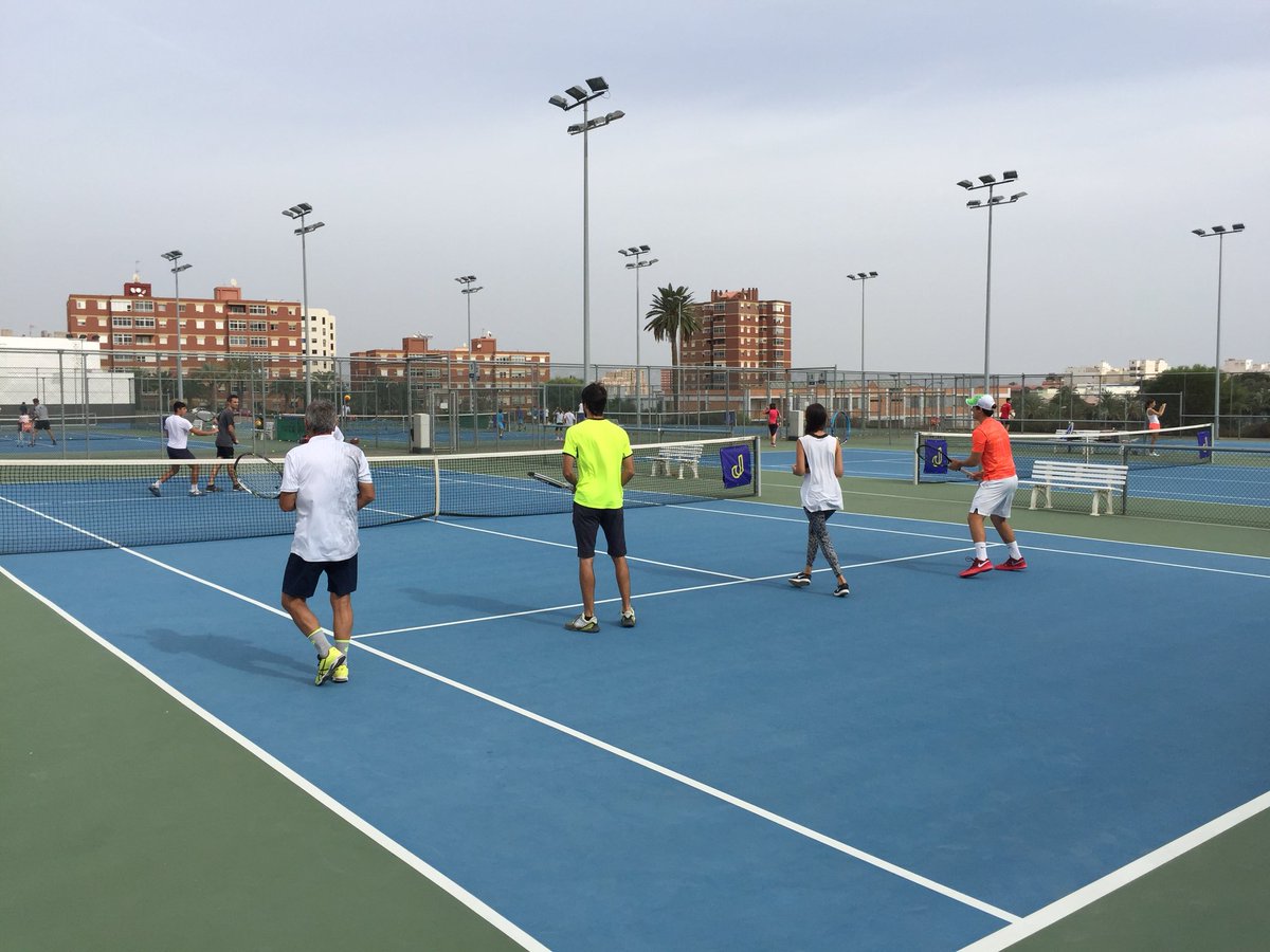 luismediero's tweet photo. Intenso día en @CJ_TenisClub con @dominiconde @MarcosCondeJack &amp; Team impartiendo cursos entrenadores @rptenis!! Ahora vamos x lo bueno... https://t.co/7D7djbp9zC