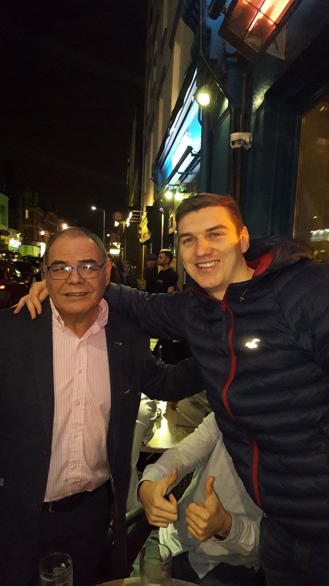 dara1han's tweet photo. @WayneRooney do you know this guy?  #askurmum https://t.co/yghVn2OQa6