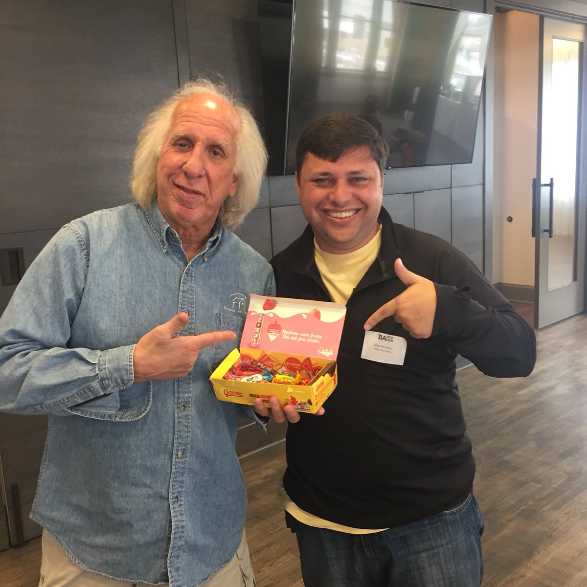 ranflyer's tweet photo. It’s #NationalChocolateDay and all the way from Brazil is blogger @real_eloy providing me the best cacao treats of the day. #miniBAcon https://t.co/bx8U3wpav8