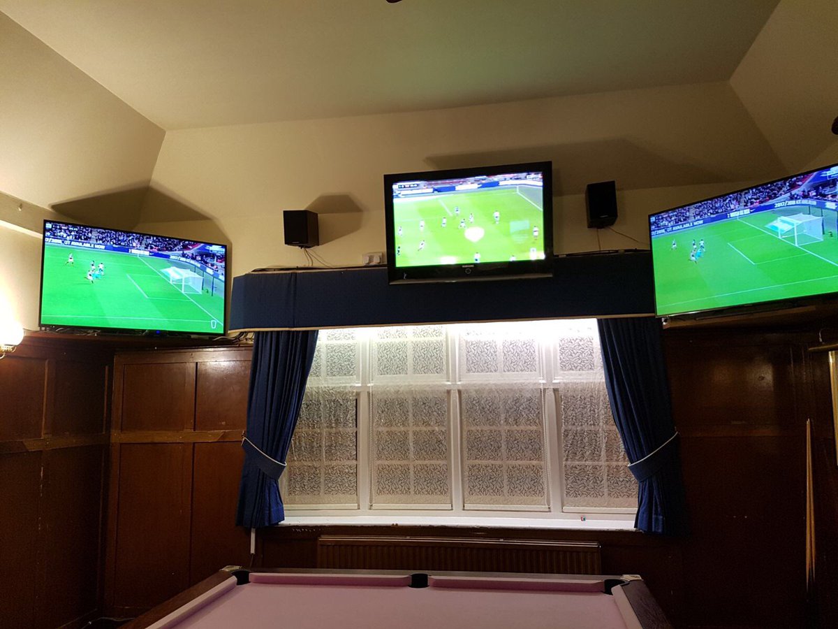 theBrave_Nelson's tweet photo. Sometimes all you need is football and drinks #thebravenelson https://t.co/0gCJeJOusJ