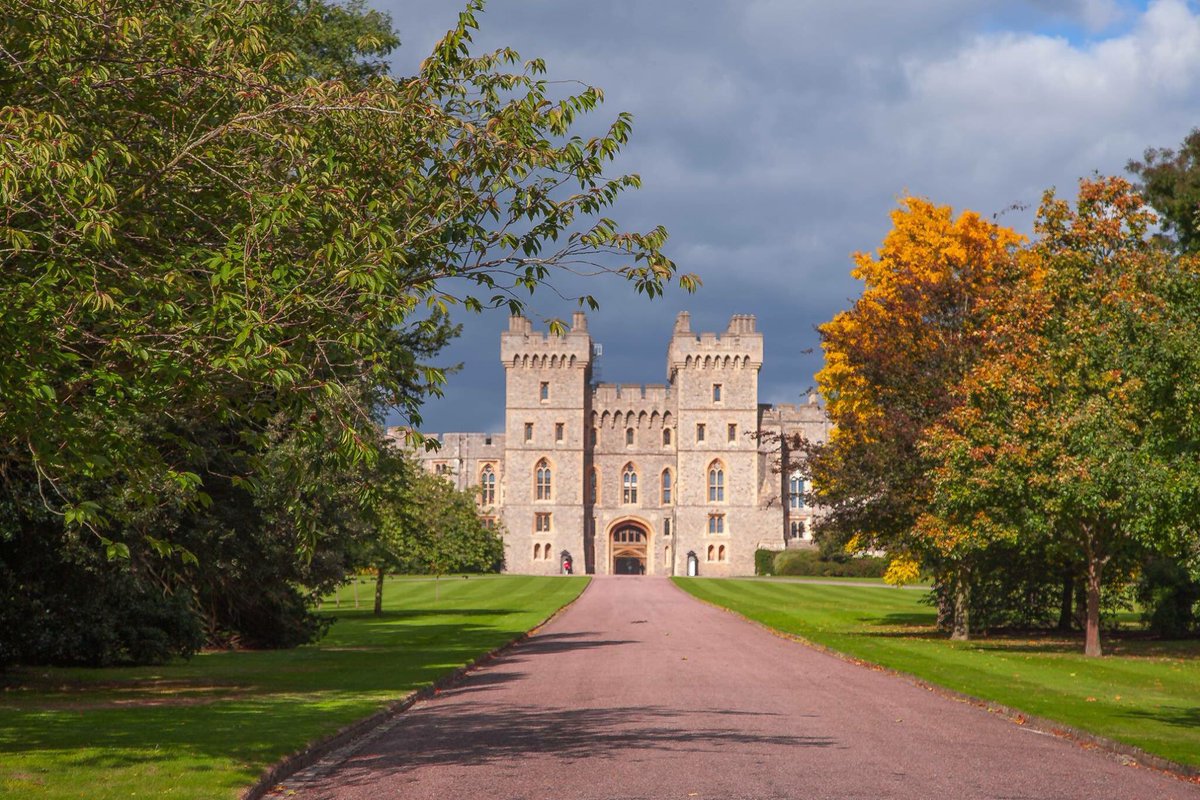 winetraveleats's tweet photo. Yesterday in Windsor: I tried to have tea with The Queen. They said she wasn't home 🤷‍♂️#travel @GrnLakeGirl @TravelAtWill @boozychef https://t.co/WyO4msFnth