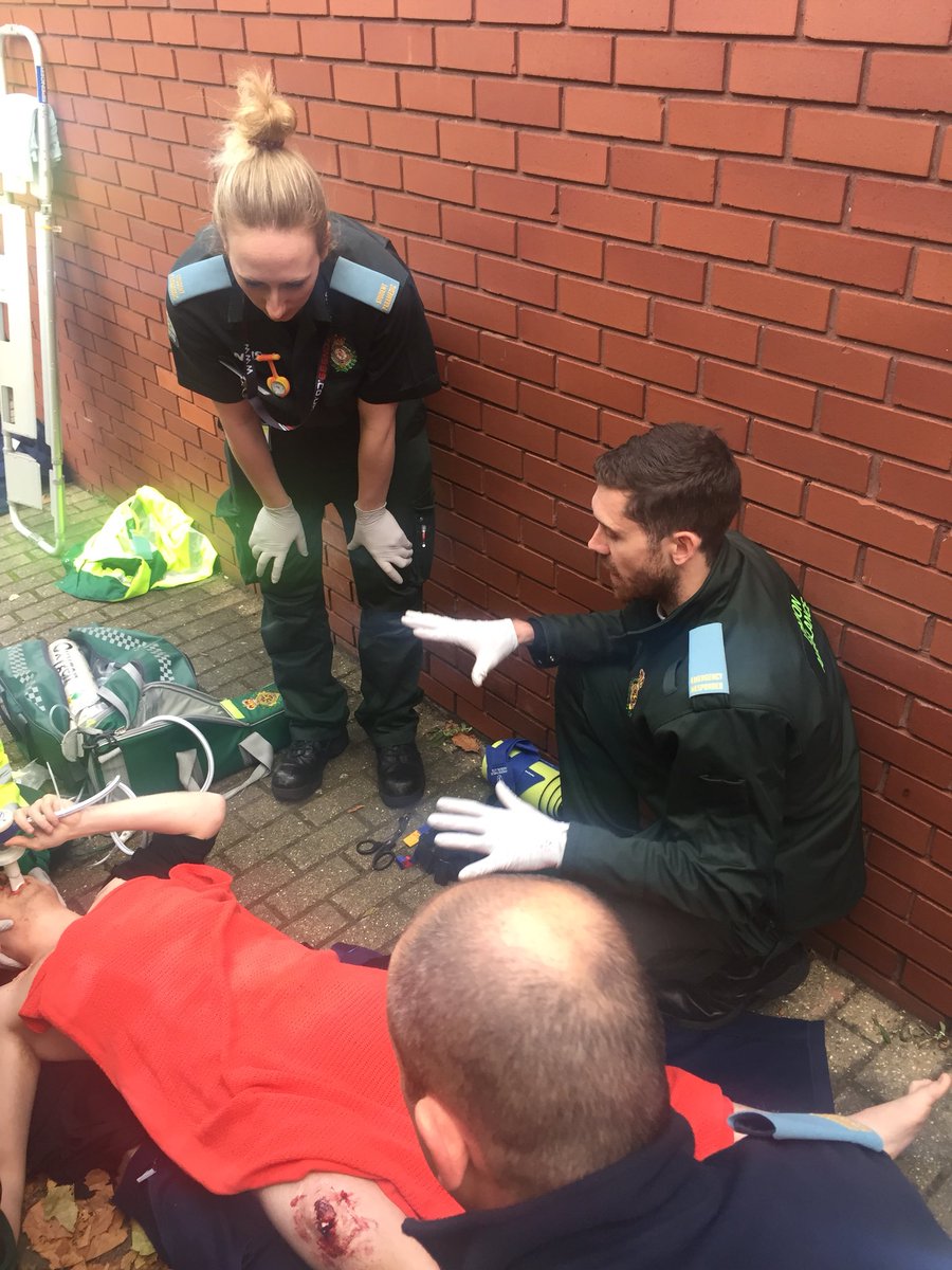 ShadmanAziz2's tweet photo. ERs handing over care of the patient who fell from height. Thanks @dystopiarcadia #ERConf17 #moulage #trauma https://t.co/GhtXmhEbwj