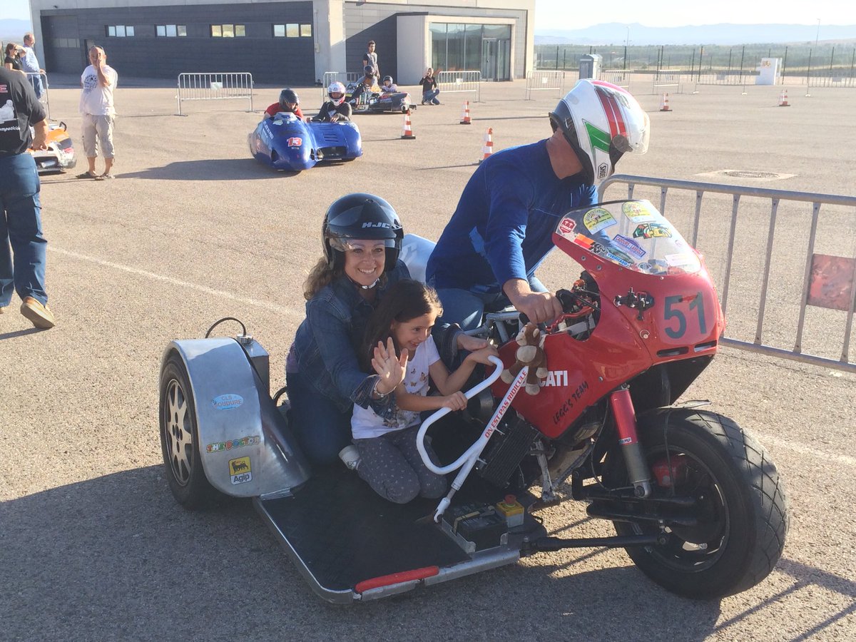 Santi_C_R's tweet photo. Paseo a los niños en #sidecar @AragonMotorLand #MotorLandClassic #motorland https://t.co/Pcr5iDi3Ls