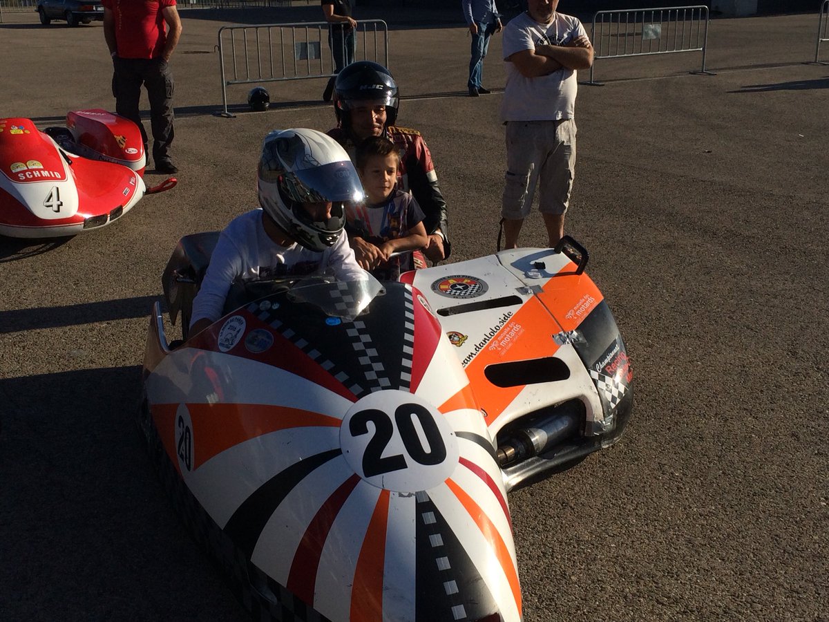 Santi_C_R's tweet photo. Paseo a los niños en #sidecar @AragonMotorLand #MotorLandClassic #motorland https://t.co/Pcr5iDi3Ls