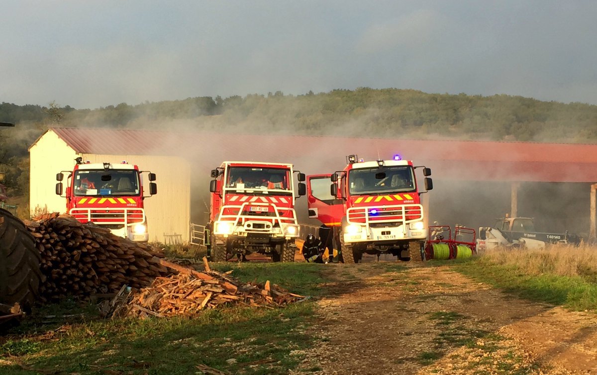PompiersDuLot's tweet photo. Les @pompiersdulot sauvent une #stabulation de 600m2 le 27-10 à #Salviac.
#incendie
https://t.co/kPkO8gVz7f https://t.co/1OdVJvEGvU