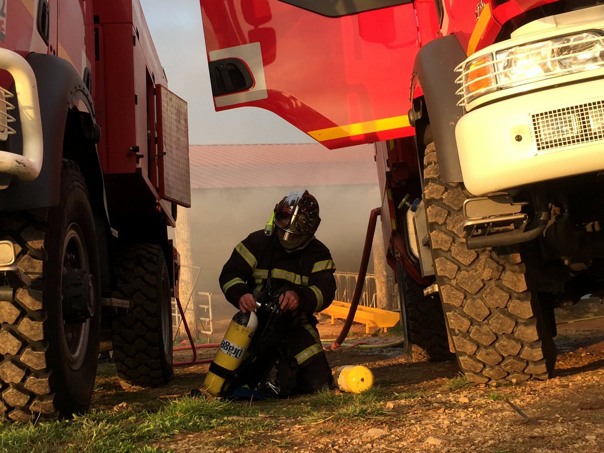 PompiersDuLot's tweet photo. Les @pompiersdulot sauvent une #stabulation de 600m2 le 27-10 à #Salviac.
#incendie
https://t.co/kPkO8gVz7f https://t.co/1OdVJvEGvU