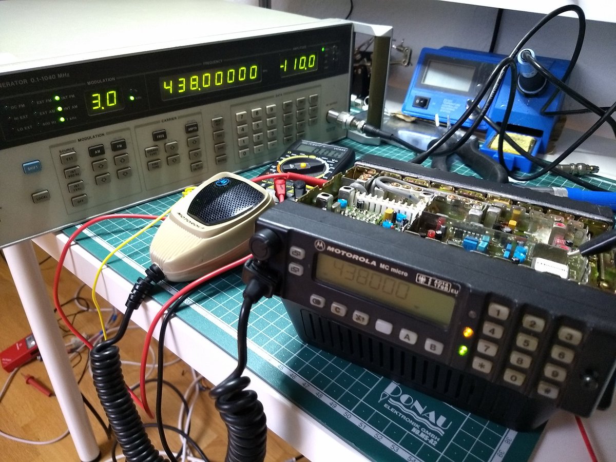 DK9JC's tweet photo. First QSO done with Ralf, #DC1VKR. #Motorola #MCMicro with #DG1YFE #MC70 firmware. Thanks Manuel, #DH1VO for the mic and basetray. #HP8657A https://t.co/Fnc9PTvzxS
