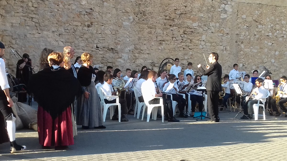 Merce_G's tweet photo. Recreació d'escenes de la vida rual i la música que les acompanyava #grupdansessantabarbara @musiques_ttc #musiquescruïlla2017 #laSénia https://t.co/CVXEOJYnmt