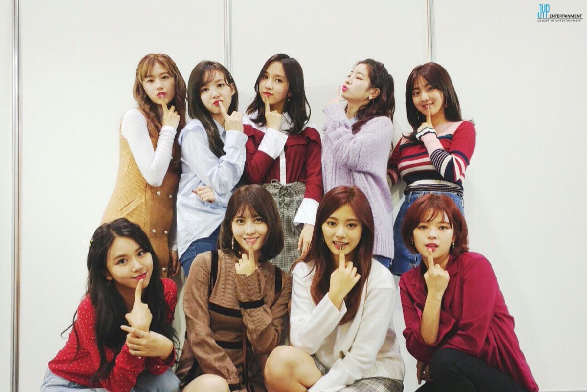 twice_mmt's tweet photo. ミナとハイタッチして来ました！
ほんまに顔小さくて可愛かった🙂
#twice #TWICEミナ https://t.co/ATbESBsclO
