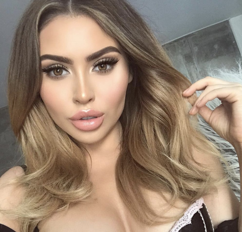 Maybelline's tweet photo. The perfect nude lip! @jadeywadey180 looks gorgeous in our #VividMatte Liquid in 'Nude Thrill'. Shop on @amazon: https://t.co/fxTB5ukqSE. https://t.co/3VQQb7i6NL
