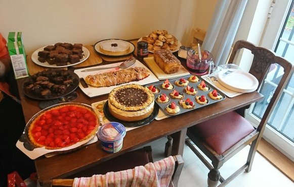 ExileOnABike's tweet photo. I'm not out on the bike today, too busy trying to dodge diabetes, tooth decay and the dreaded sugar crash! https://t.co/LoL1hvCB7k