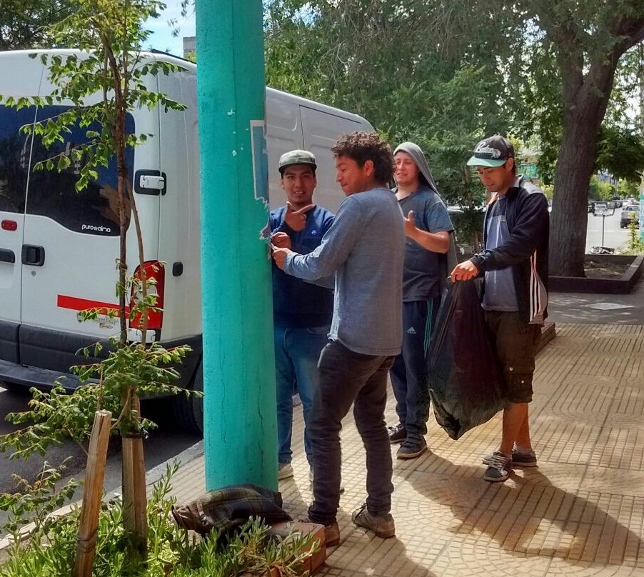ChubutPrimero1's tweet photo. #ChubutPrimero Continúa con una intensa  limpieza de cartelería electoral en la ciudad de #Trelew
@TWAMaderna https://t.co/speAi9tlCy
