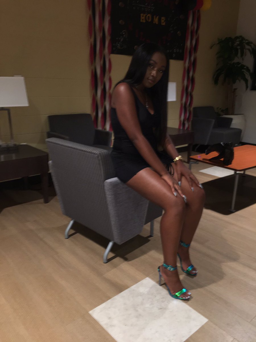 QueenZK_'s tweet photo. And all you broke bum crusty ass hoes #moveova 💫❤️ https://t.co/00A8aHNzPj