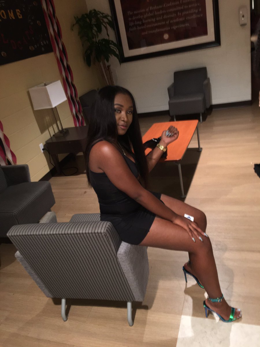 QueenZK_'s tweet photo. And all you broke bum crusty ass hoes #moveova 💫❤️ https://t.co/00A8aHNzPj