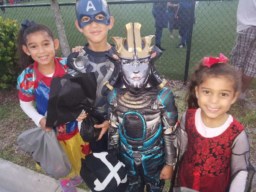 centpalmsharks's tweet photo. Trunk or Treat success! Hundreds of parents and families from the community out for a great time! @CSUSAhq #candy #family https://t.co/0bi2svANFl