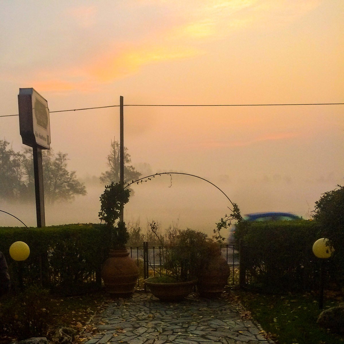 blu_mill_'s tweet photo. Image ©blu_mill #landscape #fog #shades #layers #sky #sunlight #color #iphone5s #nature #gate #limitless #farmlife #light #blu_mill https://t.co/8PBlPKfhjE