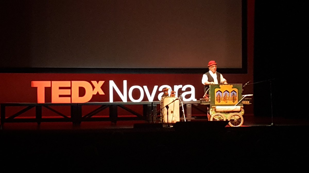 TEDxNovara's tweet photo. Sapete come funziona l'organetto di Barberia? Con olio di gomito! 😁 #TEDxNovara #beatsandbits https://t.co/bGuui18K2A